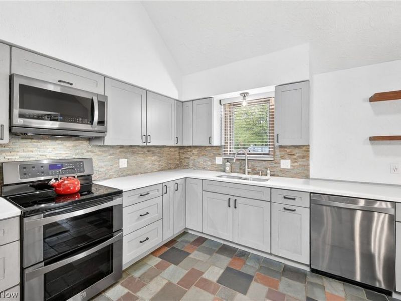 1724 Narragansett Boulevard, Lorain, OH 44053 Photo 8