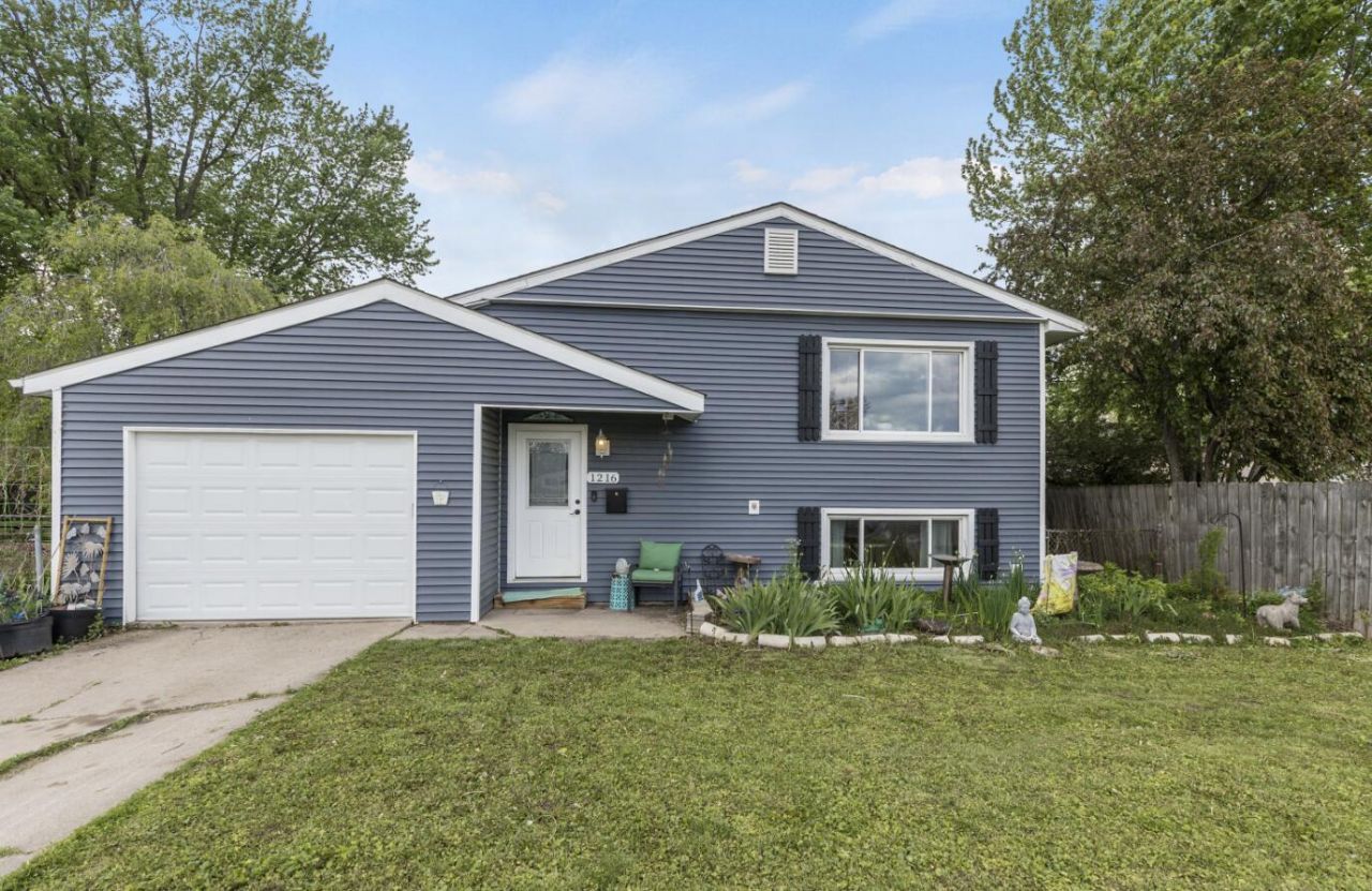 1216 N Dwiggins Court, Griffith, IN 46319 Main Photo