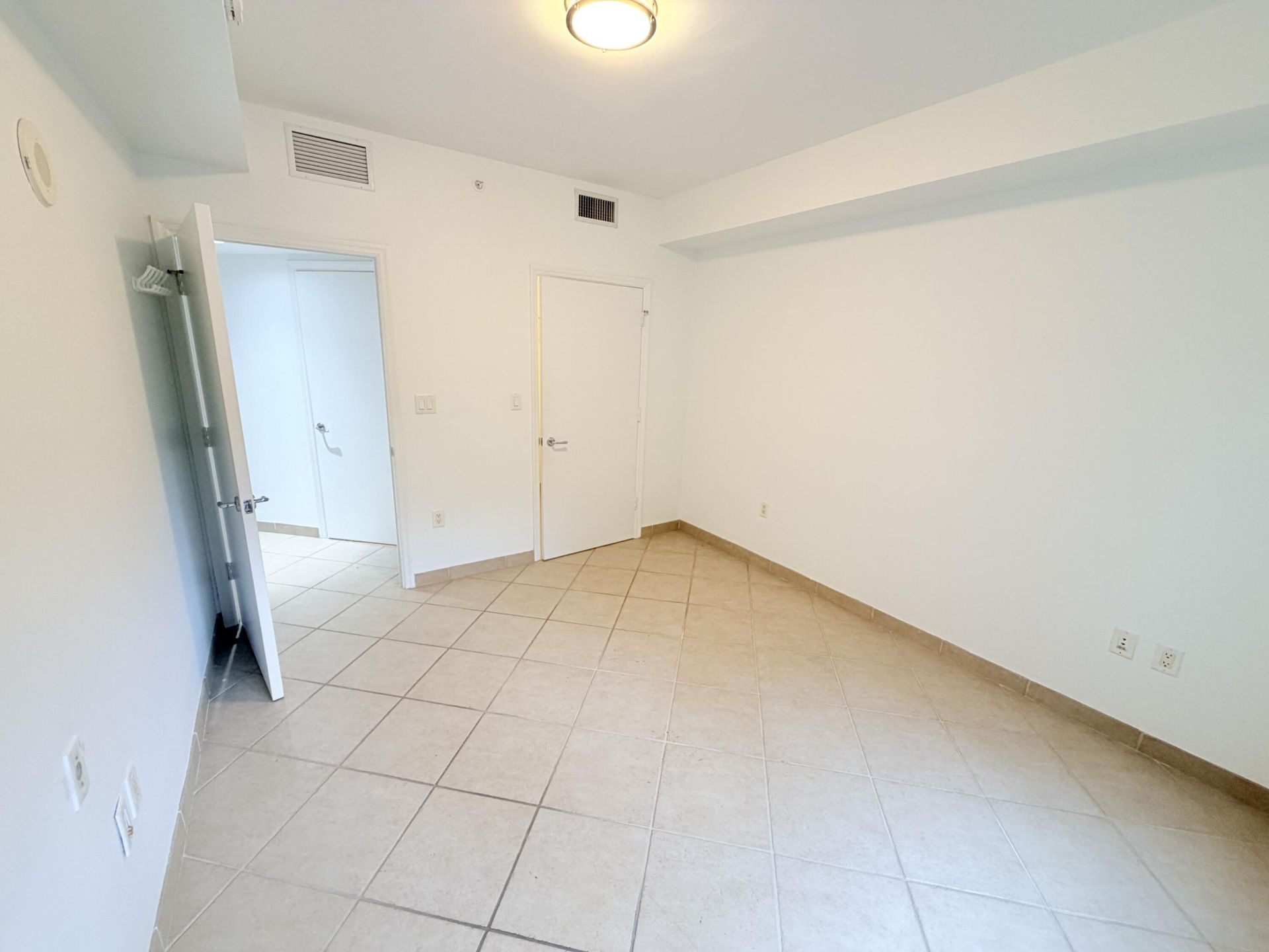 19900 E Country Club Drive, Unit 210, Aventura, FL 33180 Photo