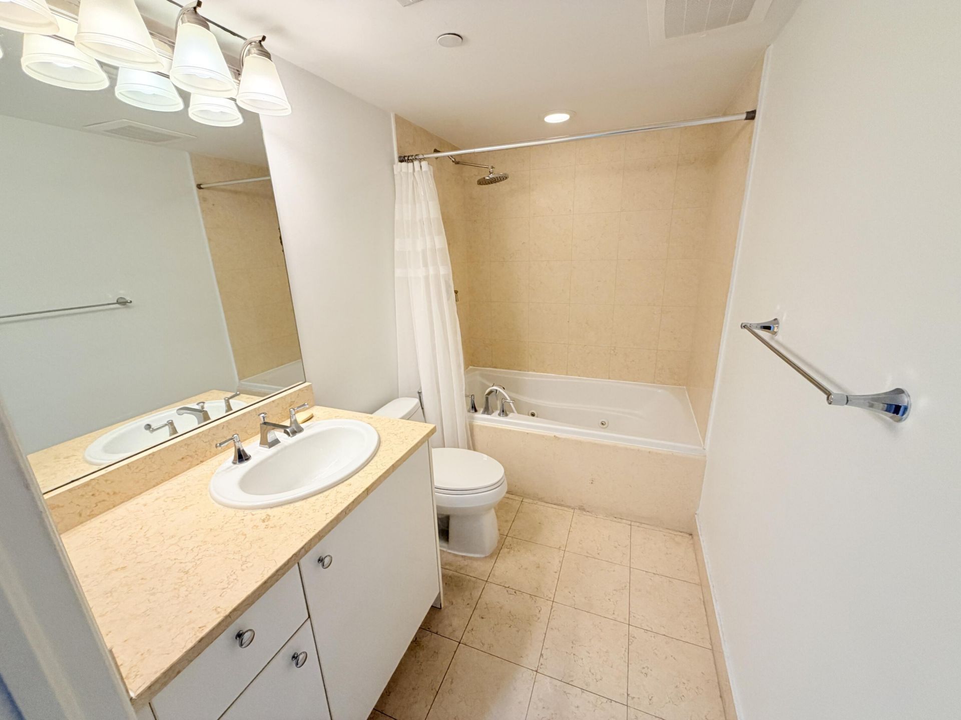 19900 E Country Club Drive, Unit 210, Aventura, FL 33180 Photo