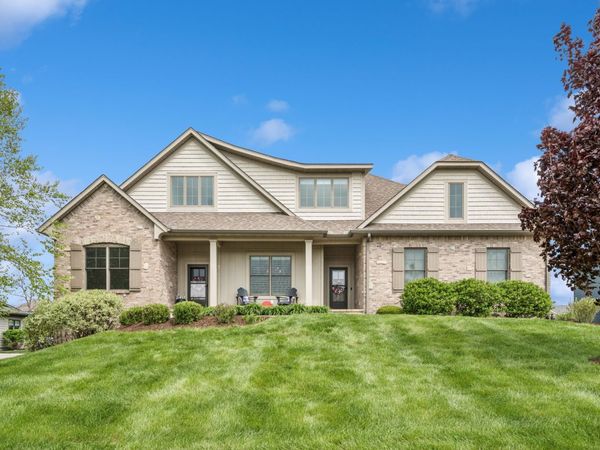 6858 Grover Station, Bettendorf, IA 52722
