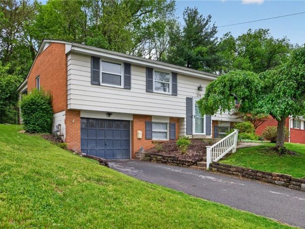 279 Woodridge Dr, Carnegie, PA 15106