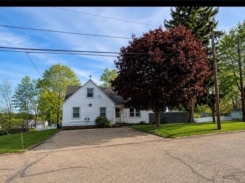 375 E Huston Street, Barberton, OH 44203 Photo 2