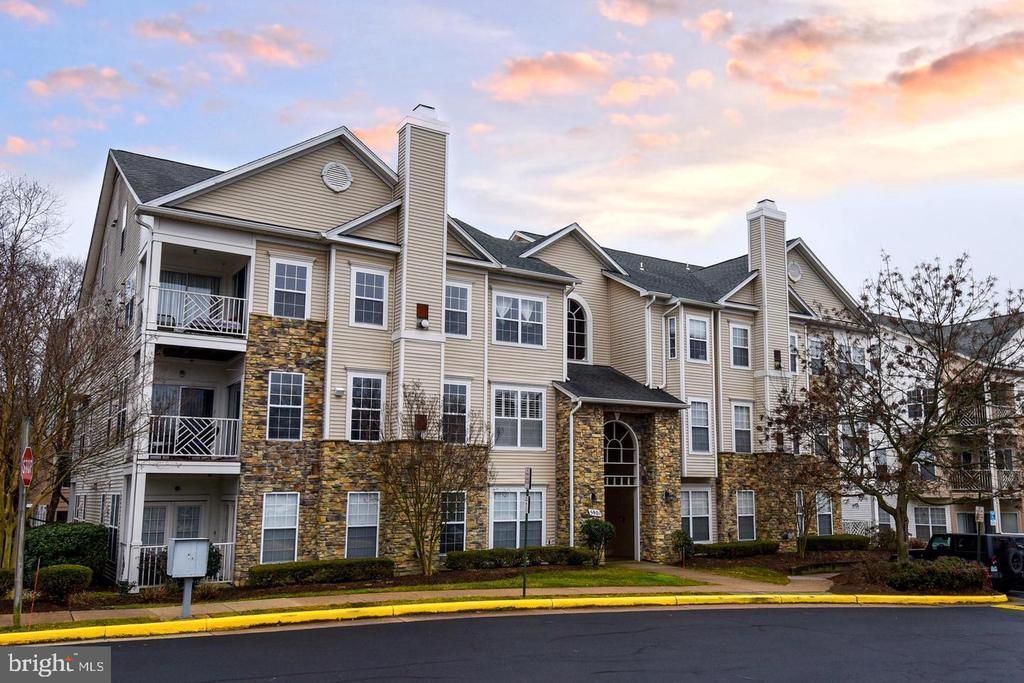 5909 Founders Hill Drive, Unit 202, Alexandria, VA 22310 Main Photo