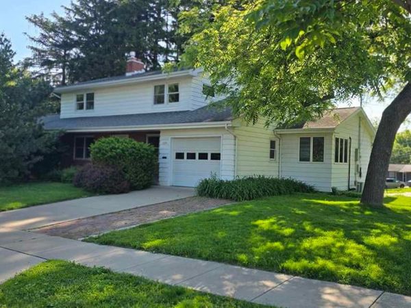 104 Sunset St, Iowa City, IA 52246