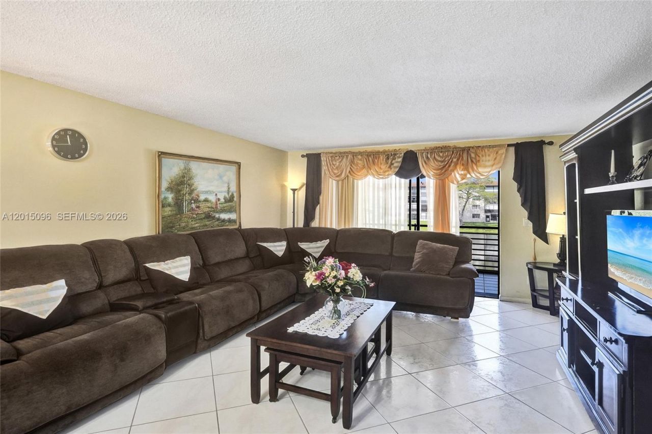 4960 E Sabal Palm Blvd , Unit 203, Tamarac, FL 33319 Photo
