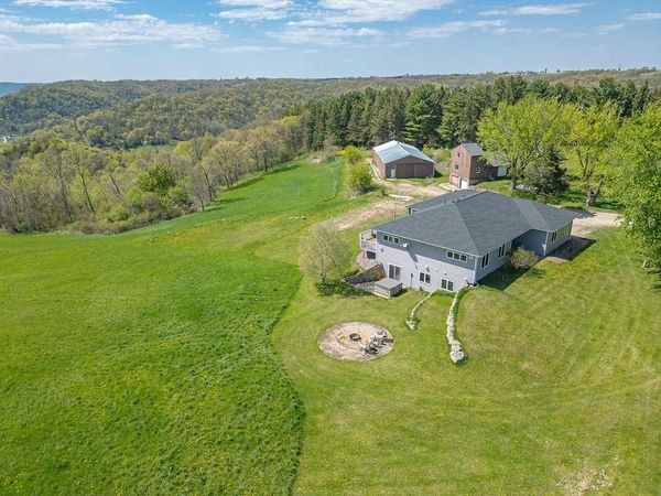 S3565 Rooster Ridge Lane, Fountain City, WI 54629