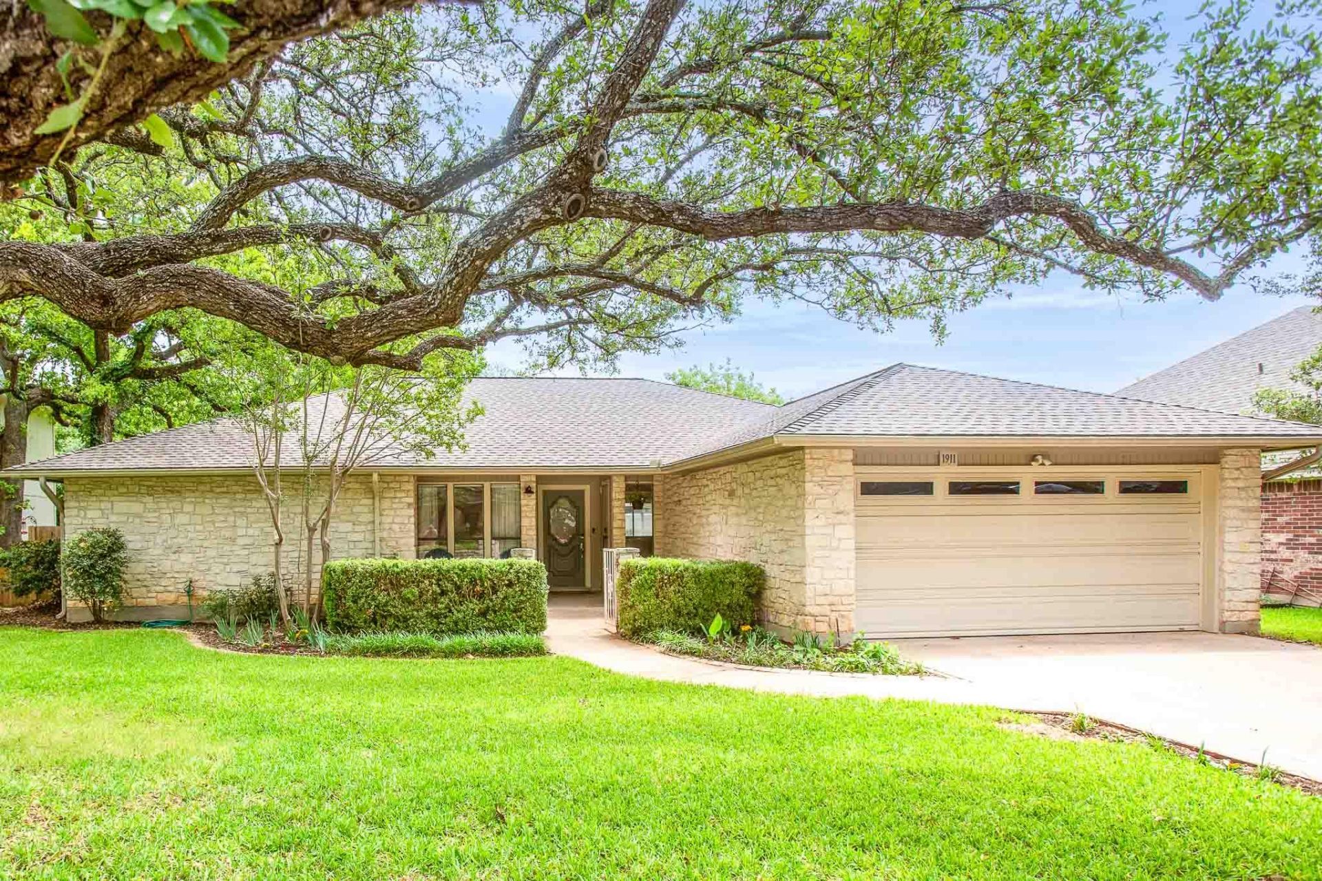 1911 Oakview Dr, Round Rock, TX 78681 Main Photo