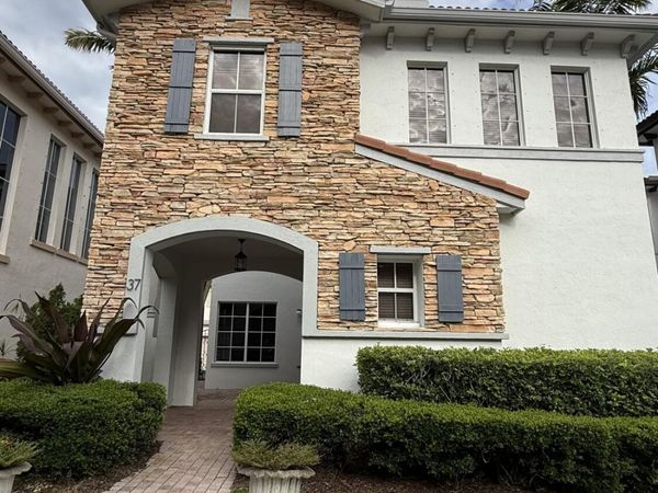 37 Stoney Drive, Palm Beach Gardens, FL 33410