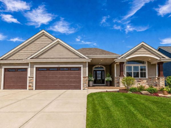 1360 Foxwood Pass, Oconomowoc, WI 53066