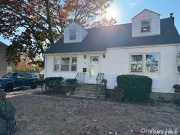 563 N Delaware , Lindenhurst, NY 11757