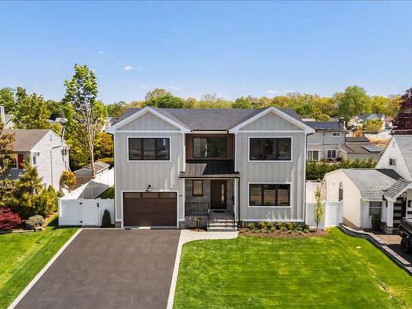 89 Choir Lane , Westbury, NY 11590