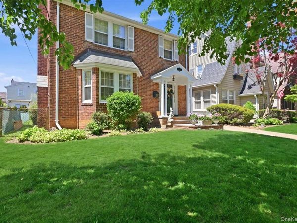100 W Poplar Street W, Floral Park, NY 11001