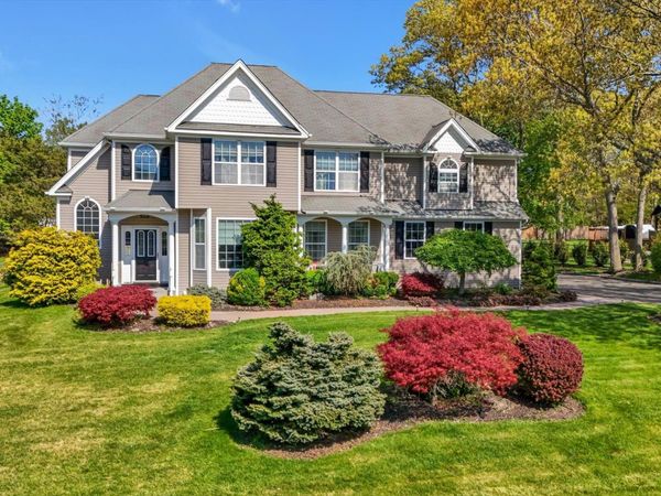 9 Paddock Lane, Medford, NY 11763