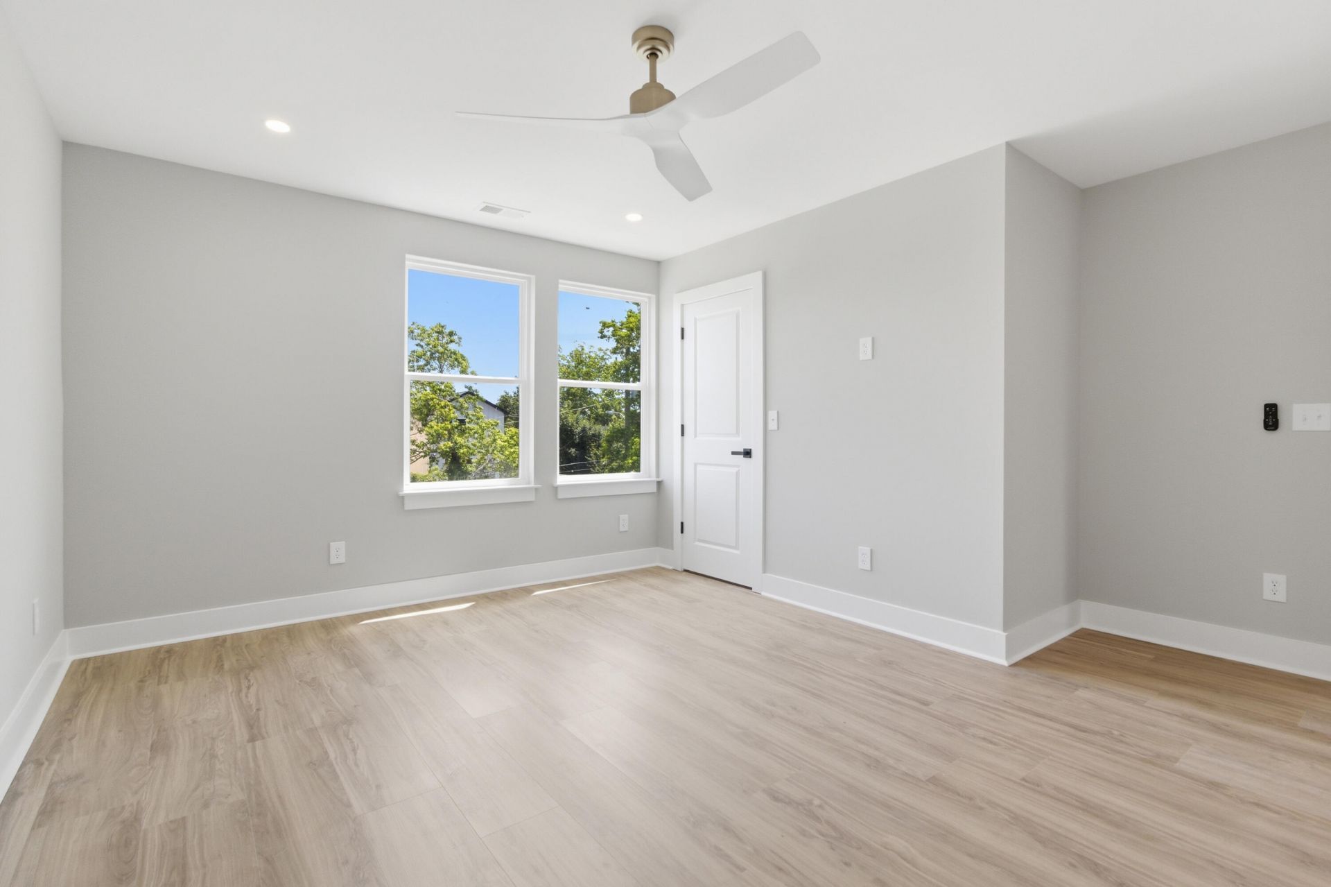 2009 Arbutus Avenue Photo 29