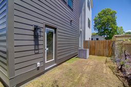 2009 Arbutus Avenue photo 4
