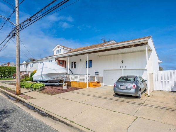 165 Gordon Place , Freeport, NY 11520