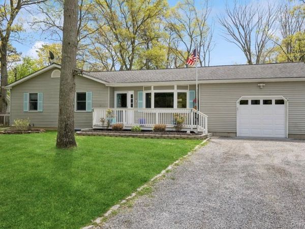 85 Old Stone Road, Calverton, NY 11933