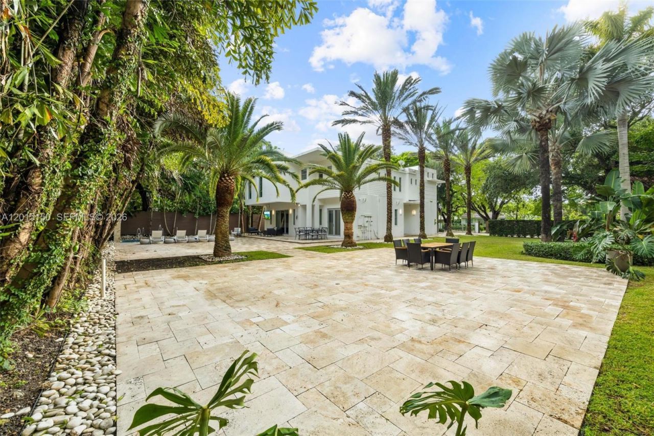 3917 S Le Jeune Rd , Unit -, Miami, FL 33146 Photo