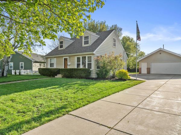 W150N8180 Manhatten Dr, Menomonee Falls, WI 53051
