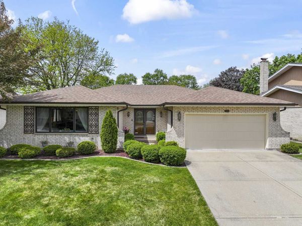 404 S Helena Avenue , Mount Prospect, IL 60056