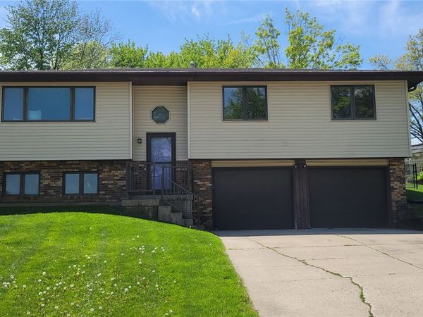 2042 North Ridge Drive , Coralville, IA 52241