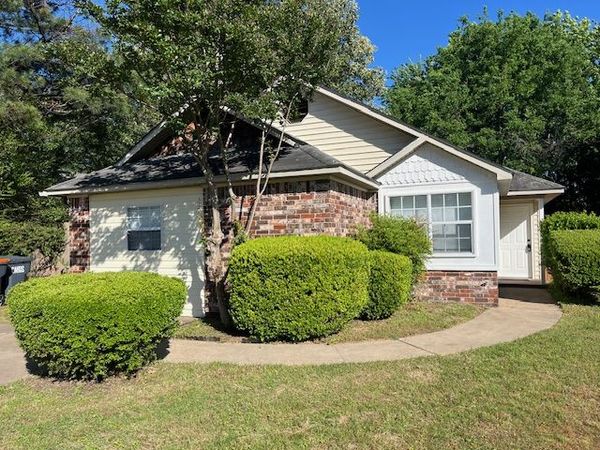 1006 University Drive , Russellville, AR 72801