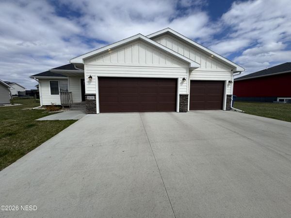 1616 GRANT DRIVE, Watertown, SD 57201