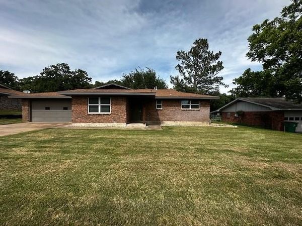 829 N Charlotte Avenue, Stephenville, TX 76401