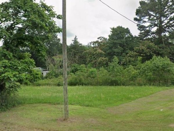 2202 E Avenue B , Hooks, TX 75561