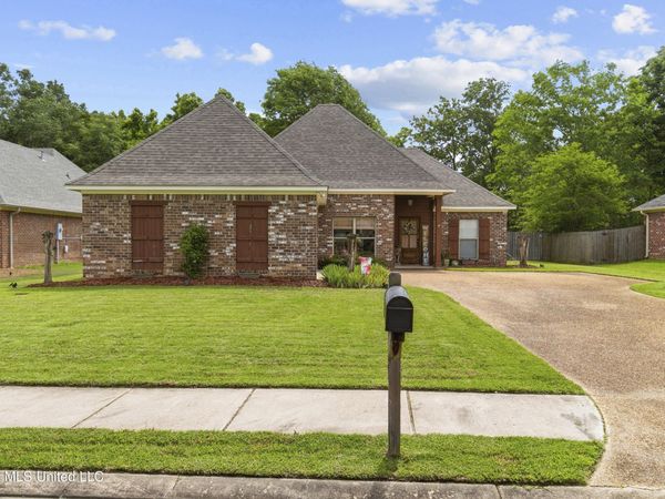 137 Creekside Drive, Canton, MS 39046