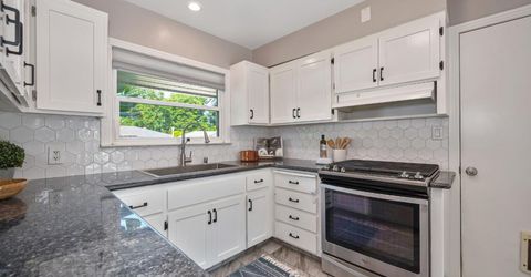 5712 Carlson Dr, Sacramento, CA 95819 Photo