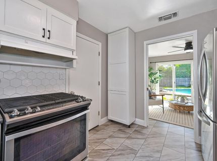 5712 Carlson Dr, Sacramento, CA 95819 Photo