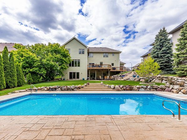 9509 Century Woods Circle, Johnston, IA 50131