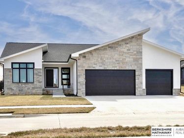 20709 Woodridge Drive , Gretna, NE 68028