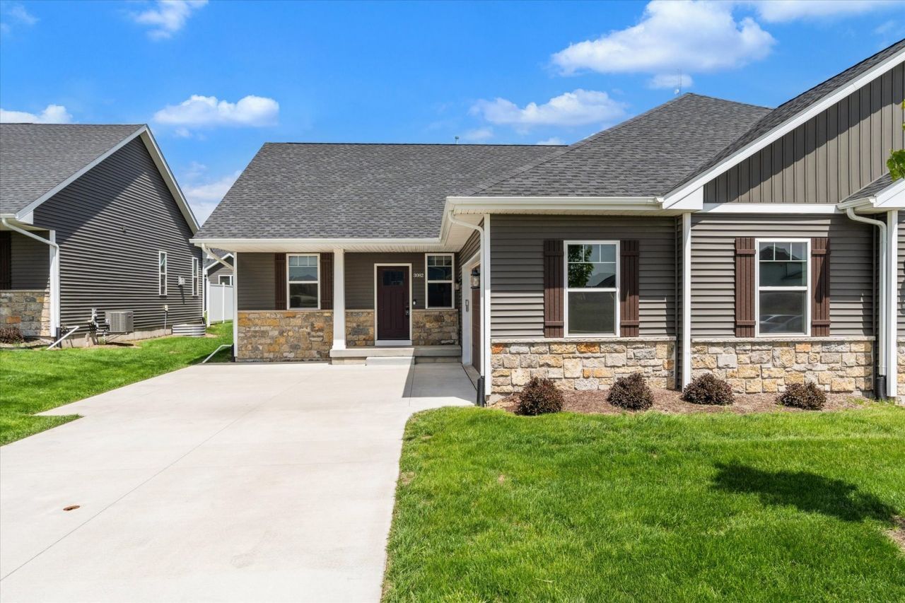 3082 Charissas Place, Bettendorf, IA 52722 Main Photo