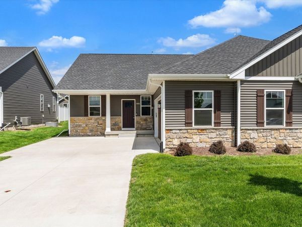 3082 Charissas Place, Bettendorf, IA 52722