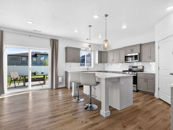 2429 W 2900 N, Farr West, UT 84404