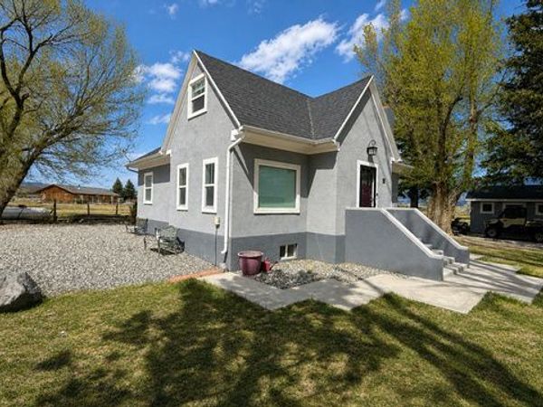 296 W 300 S, Loa, UT 84747