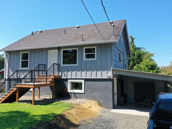 1039-1041 NE Grant St, Newport, OR 97365