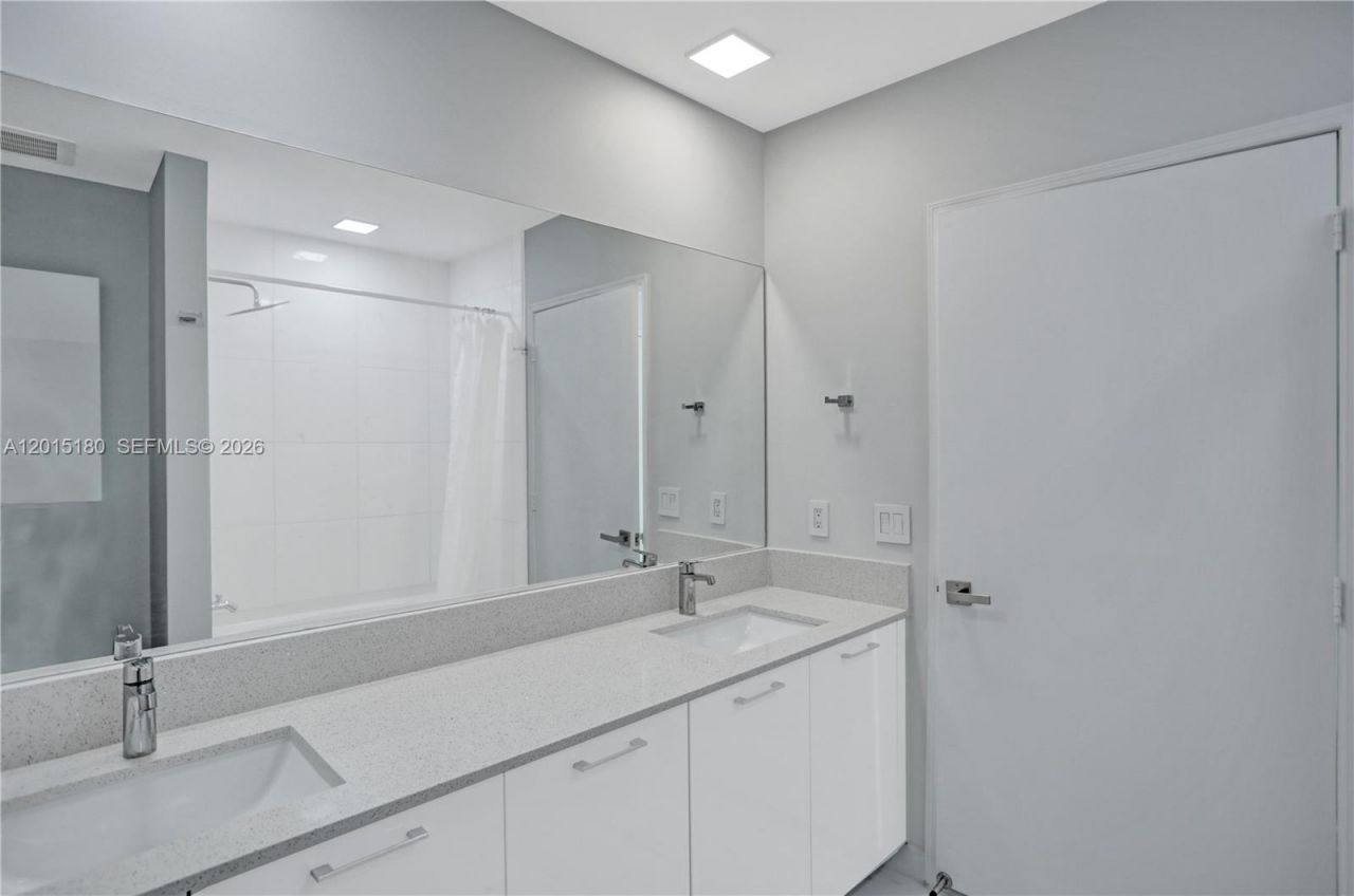 950 Brickell Bay Dr , Unit 4610, Miami, FL 33131 Photo