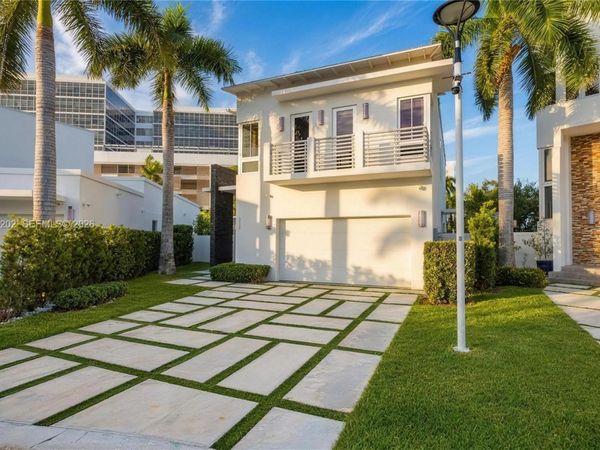 8221 NW 34th Dr , Doral, FL 33122