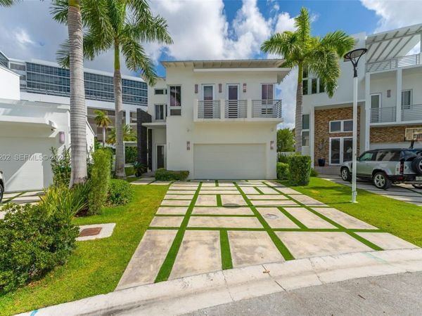 8221 NW 34th Dr , Doral, FL 33122
