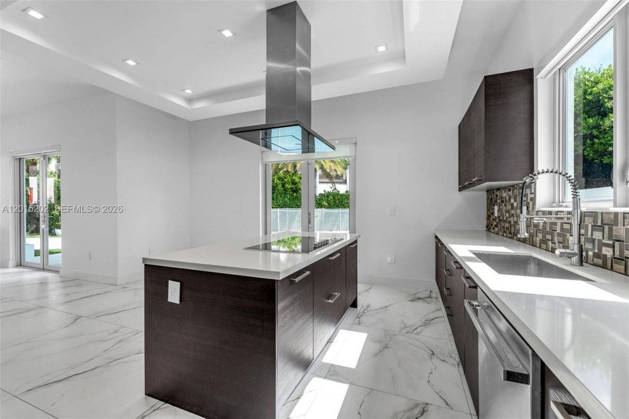 8221 NW 34th Dr , Doral, FL 33122 Photo