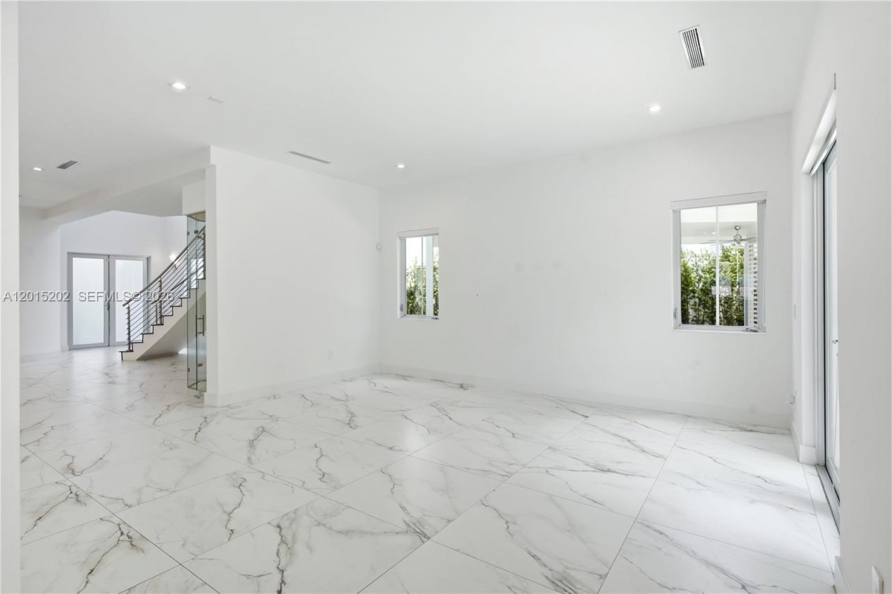 8221 NW 34th Dr, Doral, FL 33122 Photo
