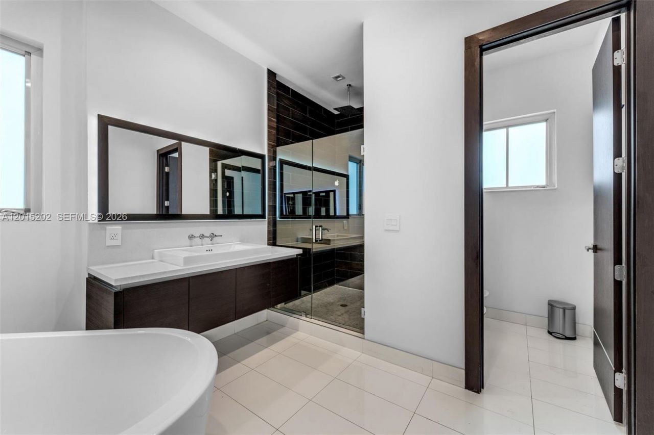 8221 NW 34th Dr , Doral, FL 33122 Photo