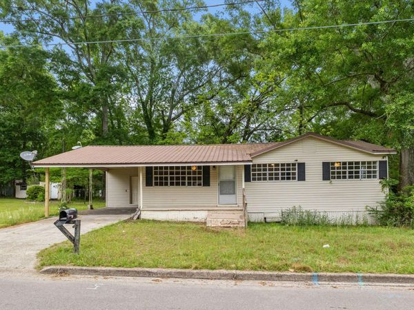 1430 Hendricks St., Columbia, MS 39429