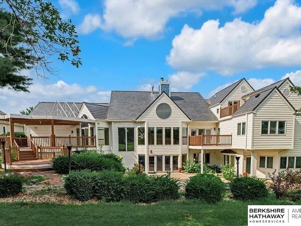 811 Western Hills Drive , Papillion, NE 68046
