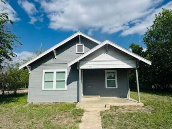 100 N Brazos ST, Lockhart, TX 78644