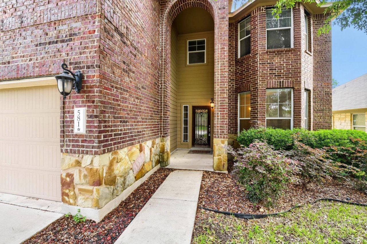 581 Middle Crk, Buda, TX 78610 Main Photo